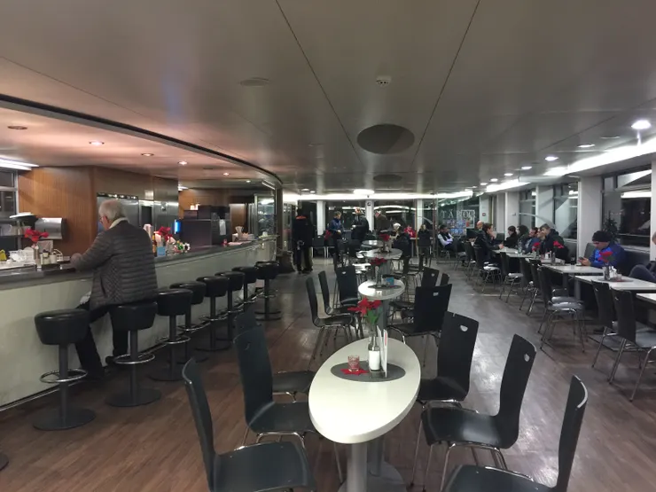 溫暖的船艙餐廳