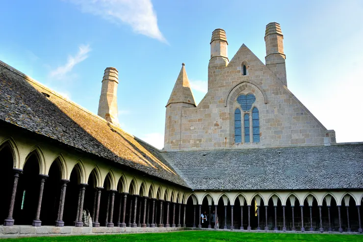 【迴廊不見修士沉思惟聞遊客讚聲！令人嘆為觀止的修道院迴廊，到處都很好拍。】