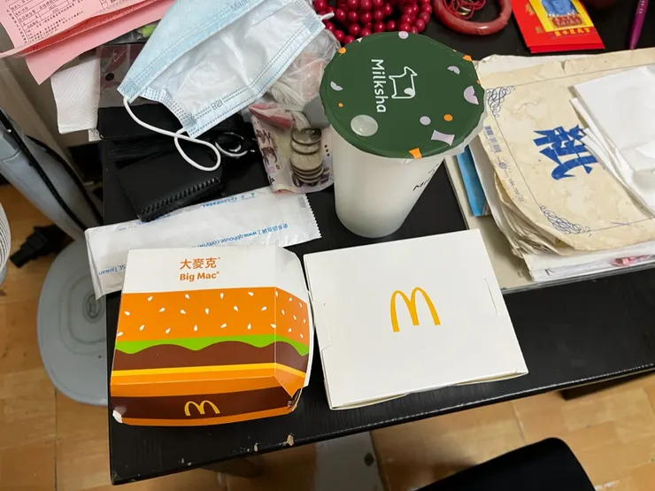 換個口味，大麥克+沙拉+老公幫買的嫩仙草凍奶。