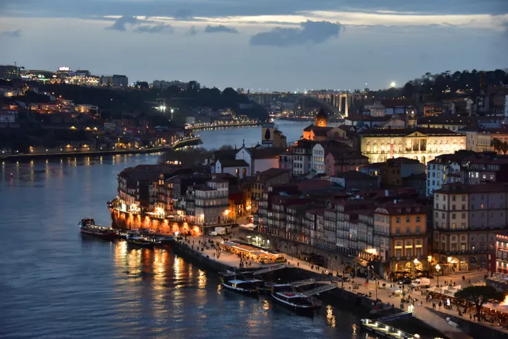 夜色降下，杜羅河畔燈火通明。