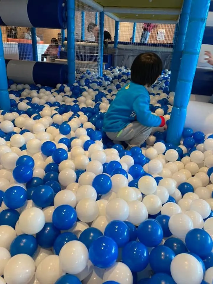 球池區域像小迷宮，側邊還有讓你電漏光彈跳床