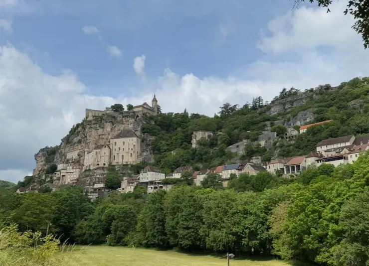 沿著公路，走是一件很舒服的事