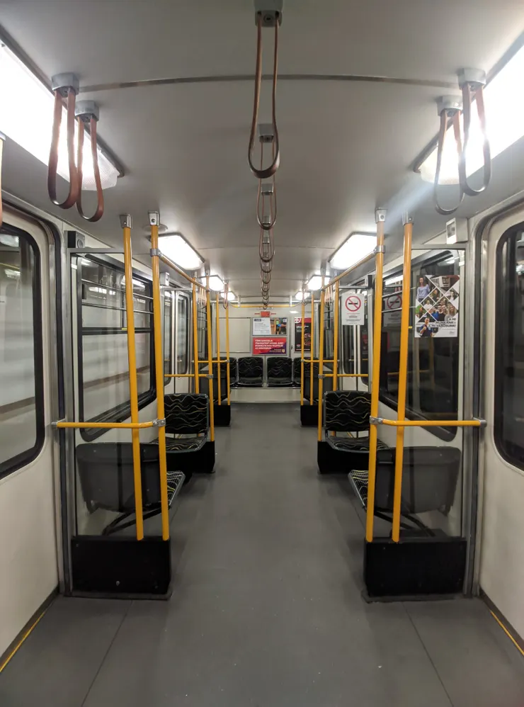 搭地鐵前往塞切尼鏈橋，車廂裡居然沒有人！