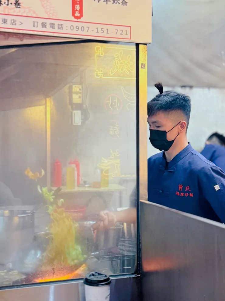 大火快炒技術純熟,鍋鏟發出的聲音清脆悅耳