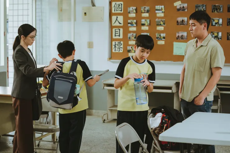 演員徐若瑄及鄭人碩飾演男孩各自的單親家長。圖／《乒乓男孩》