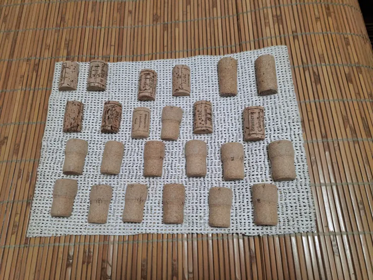 軟木塞對切，貼在止滑墊上