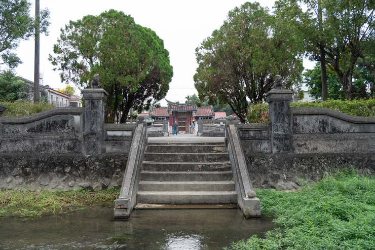劉氏宗祠前的小河
