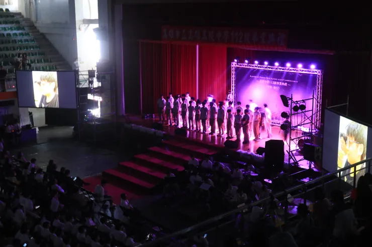 打在畢業生身上的燦爛紫光