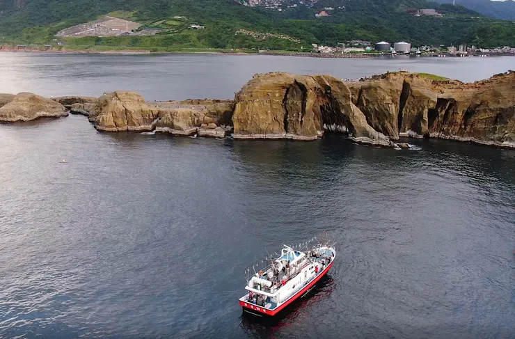 搭乘海釣船觀賞深澳漁港旁的象鼻岩