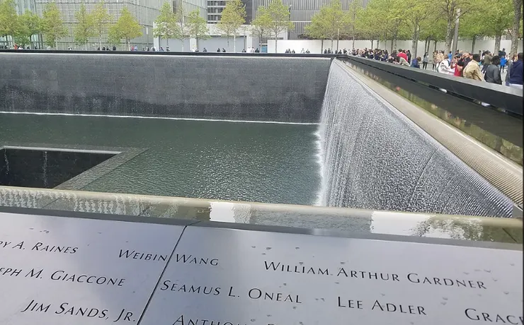 刻有罹難者名字的北持(圖片來源:維基百科)