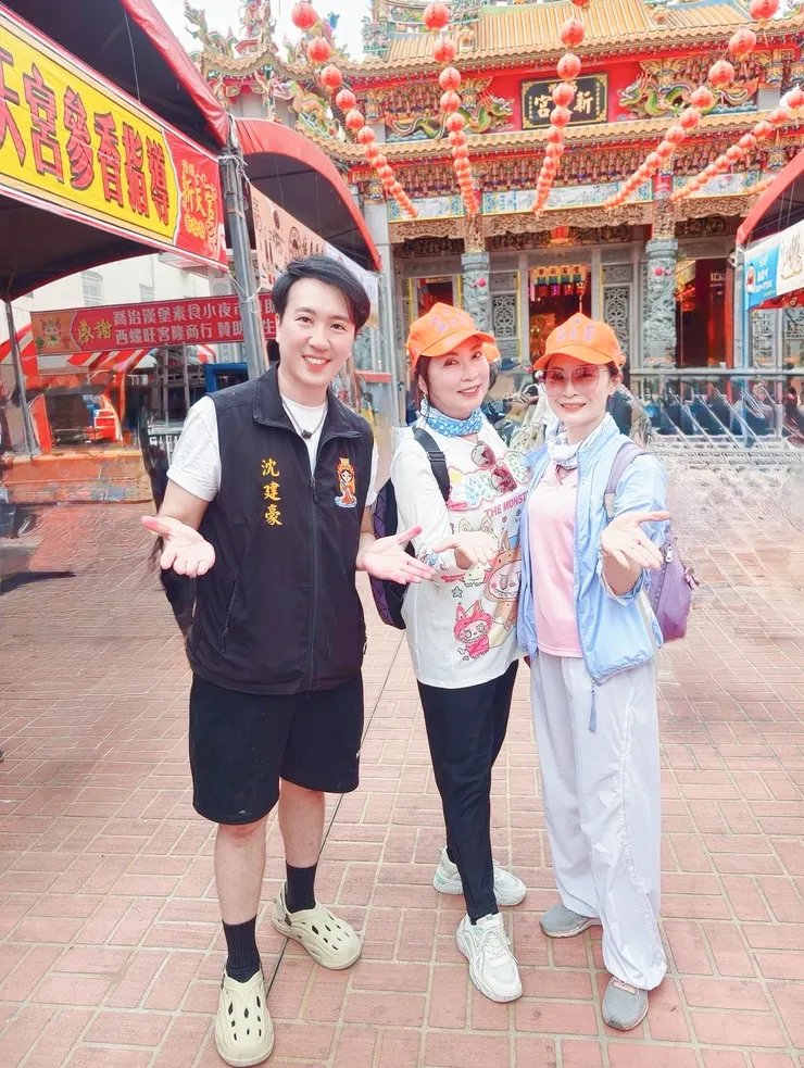 圖左起沈建豪擔任白沙屯媽祖進香志工唱片公司同門師姐陳思安林姍虔誠感恩之旅