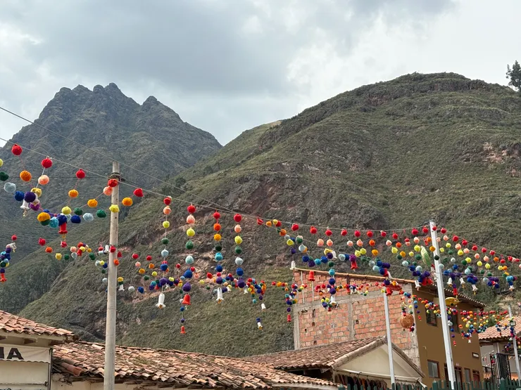 彩虹色的球球裝飾好可愛