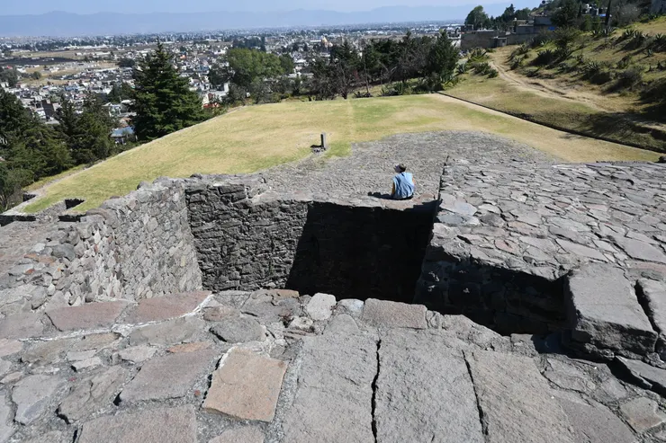 Calixtlahuaca Zona Arqueológica 可登上圓金字塔頂