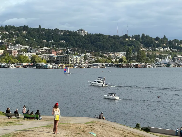 美麗的湖畔風情訴說著動人的故事，總帶給我們平和的幸福感，駐足再久也不忍離去。（圖 by Vina)