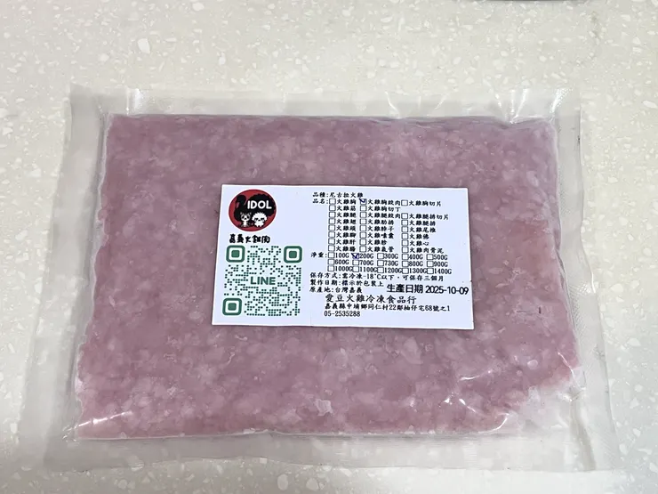 包裝良好,在準備寵物鮮食時只要把需要的量倒出來放到大同電鍋裡,點綴一點蔬菜,就是一道美味料理了。