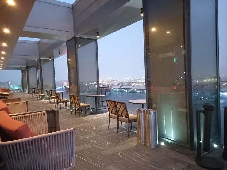 入夜後的台北萬豪酒店高空酒吧!點燈了!很浪漫!