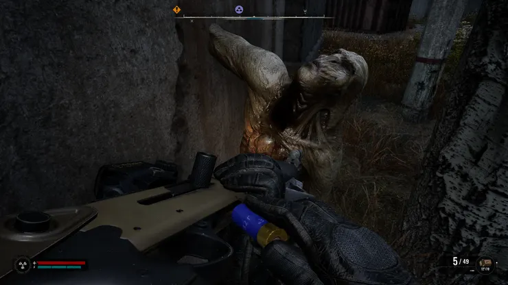 這個吸血鬼就是Stalker裡面講的Bloodsucker，站在高一點的地方他就打不到你，如果你在高一點的地方往物件邊緣慢慢靠過去，他仍會感測到你並跑過來攻擊，玩家可以靠這個方式引誘他跑過來打，因為通常你一站在高處，他就會四處亂竄，其實不好打中，所以這邊就再提供一個訣竅。