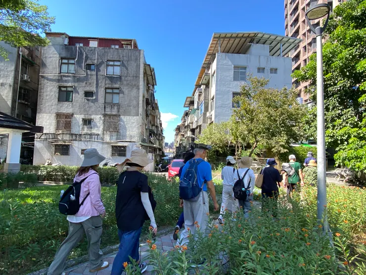 通過光明公園，河道流往兩座公寓之間