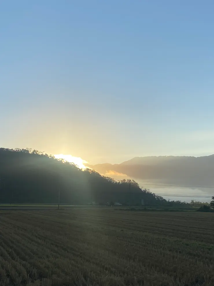 太陽光芒慢慢的從山頭開始射出，此時5:38