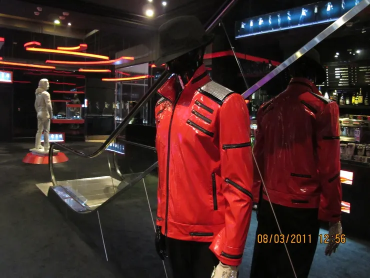 《History》和《Beat It》兩個經典造型同時在珍品館內出現。