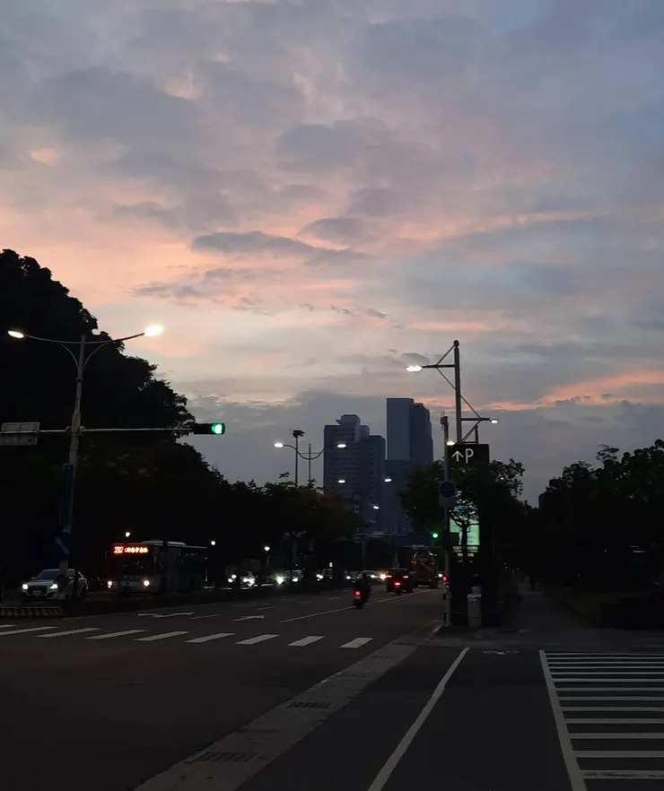 夕陽依舊那麼美麗，阿明天還是好天~~氣~~