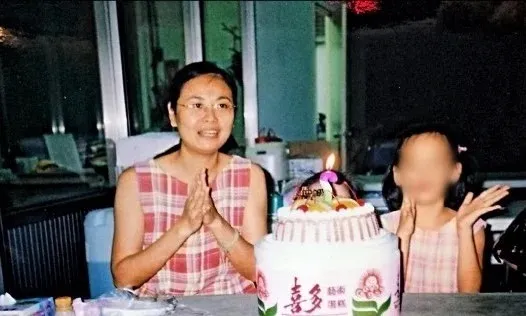 蔡婷宥和兩個女兒慶生，死者家屬提供