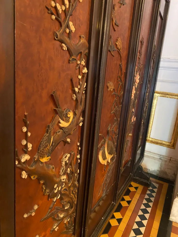 立體的屏風，看的到浮雕嗎？