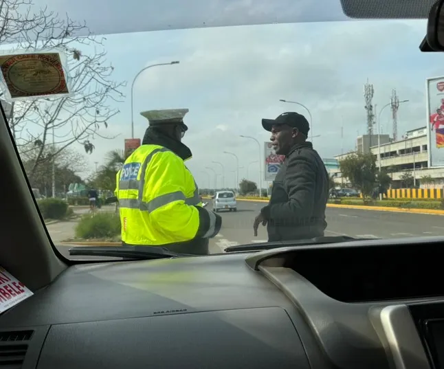 一開始我還以為他們認識，後來才想到可能是...