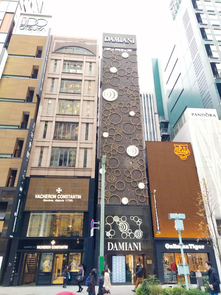 連三家品牌都在大樓外觀上作文章