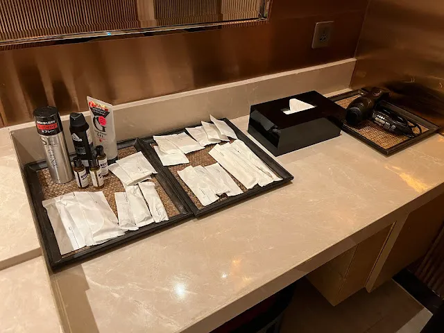 吹風機、棉花棒、刮鬍泡