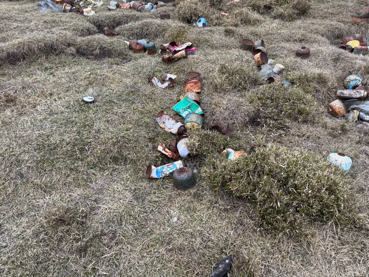 散落在營地旁的廢棄物。