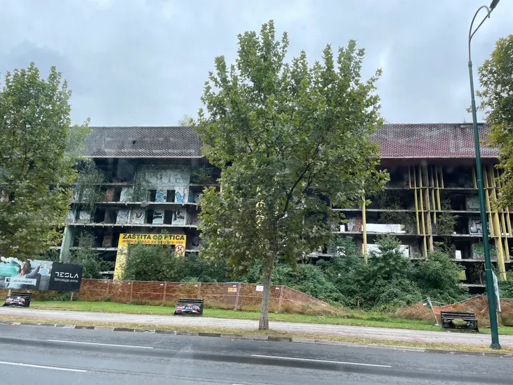 尚未有經費重建的建築