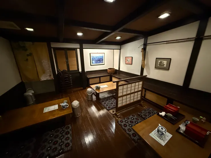 店裡是非常傳統的日式裝潢，座位數不多，可能是剛好也過了中午用餐時間高峰，進門就有位置