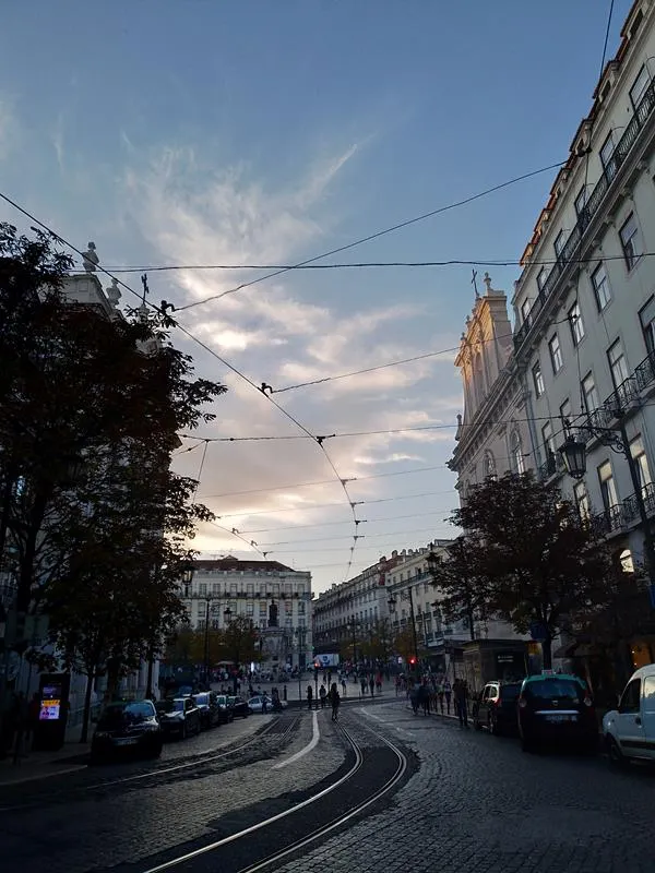 樓下巷子的轉角,左邊是巴西人咖啡店,右邊就是這美麗的街景