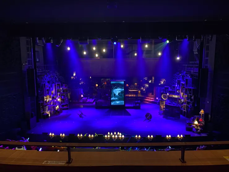 《班傑明巴頓/벤자민 버튼》舞台。中小劇場坐二樓也看得很清楚