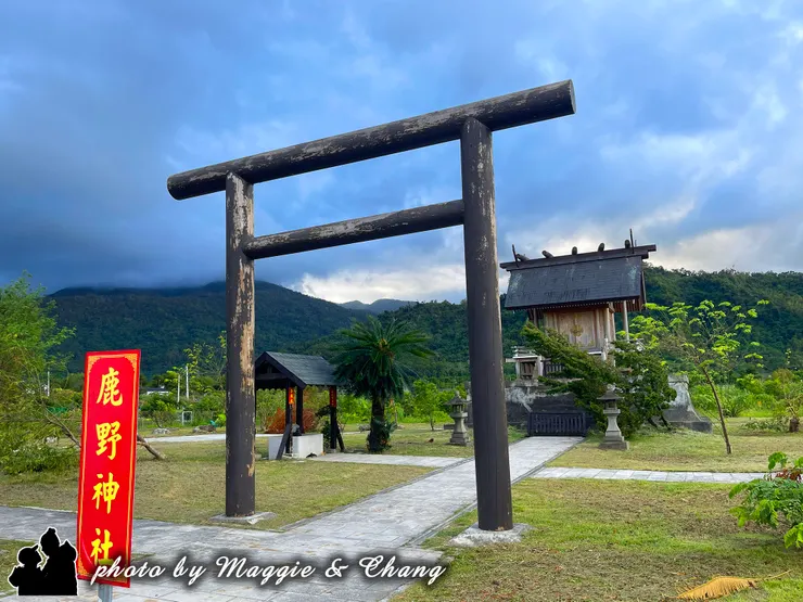 踏入鹿野神社的那一刻,穿過紅色鳥居,整個世界似乎瞬間安靜下來。 空氣帶著清新的味道,陽光透過樹影灑在石階上,讓人忍不住深呼吸。