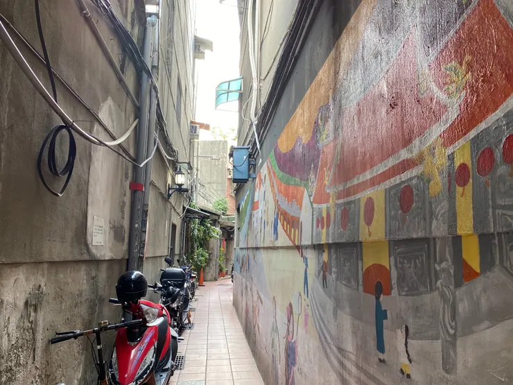 走進米市巷,牆面上有國小師生的彩繪壁畫