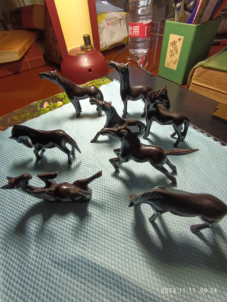 半世紀前的三義木雕“八駿馬”，前撫玩因纖瘦曾損傷自行修復；今雕刻小物稀了！還是成本的老問題，自藏品