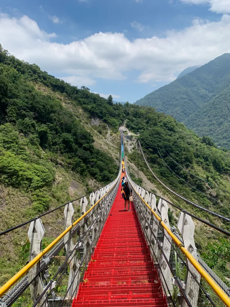 七彩吊橋回程，步道一路從紅至紫