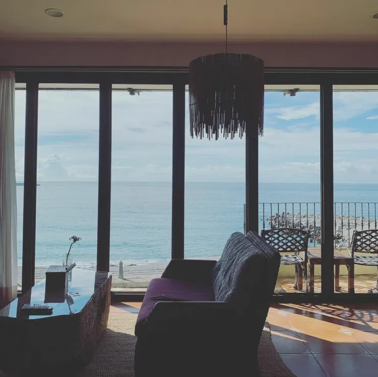 台11線景點|東海岸海景民宿推薦,慢點海景民宿有著米白色的外牆,門前還種著幾棵椰子樹,頗有東南亞異國風情