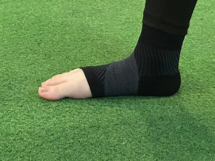 穿上後幫忙支撐的足弓