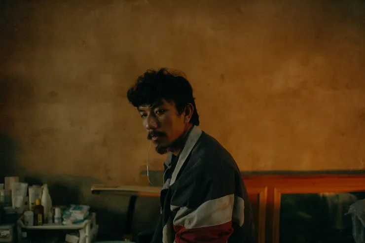 耳機顯然是曾威量刻意強調的細節，因他中間讓老闆送給還在戴有線耳機的Oom一副藍芽耳機