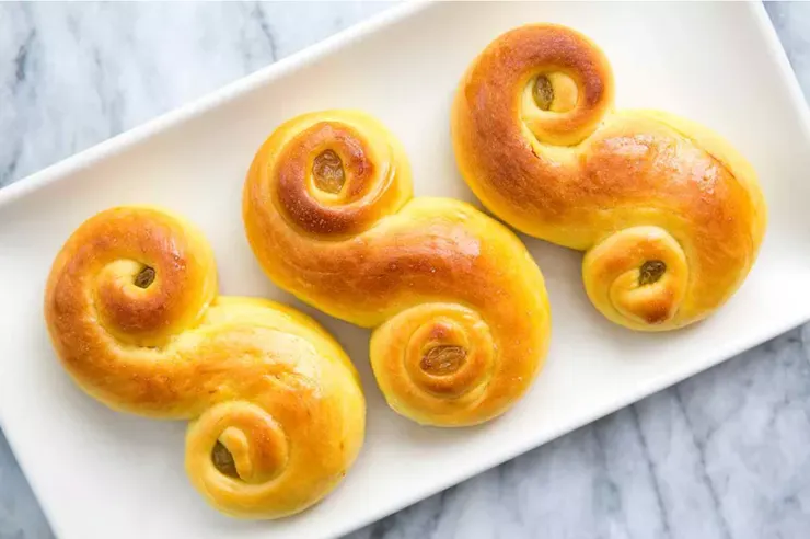 圖片來源：Elise Bauer 網站 / 聖露西亞餅（Lussekatter) 黃金色S型甜麵包