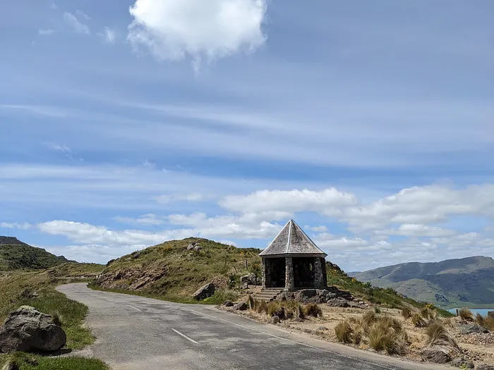 Pioneer Women's Memorial是一座石亭，也是Bridle Path Walk的中繼點