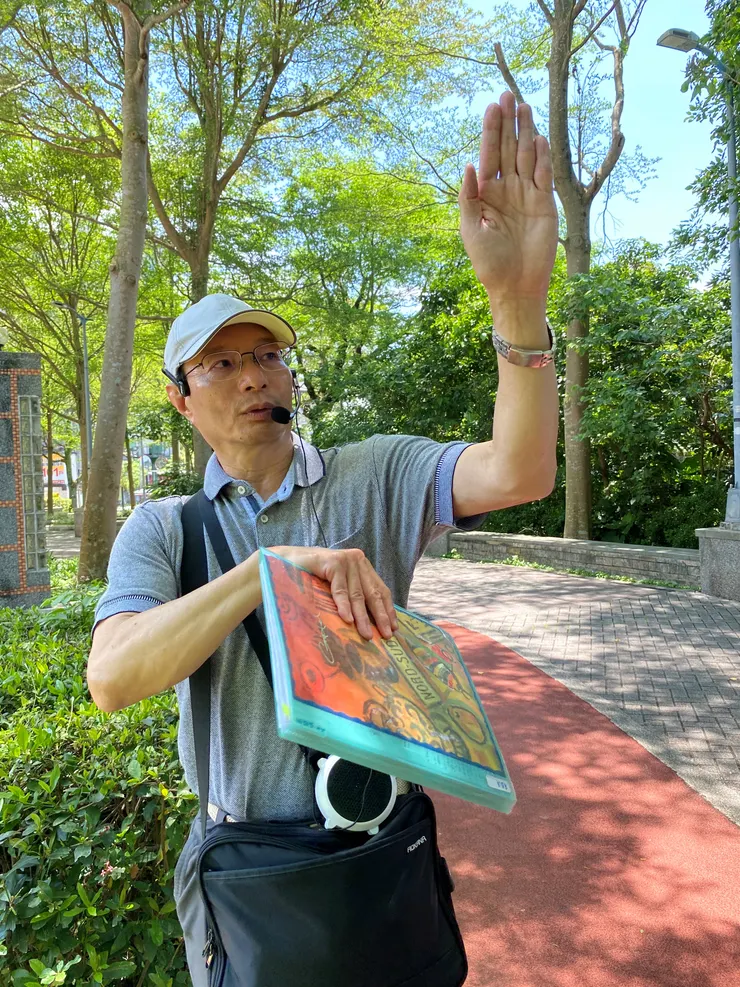 何文賢老師解釋，十五份遺址出土的巴圖形石器，大約成人手掌般大小。