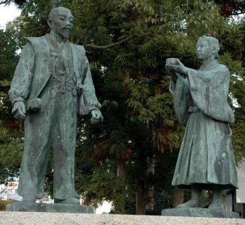 「三獻茶」是石田三成的著名故事之一，雖然近年來已被認為是後世杜撰的故事，但也反映出石田三成在當代人的印象中，是一位心思細膩、懂得揣摩上意的人物。圖為JR長濱站站外的三獻茶銅像(圖源/https://washimo-web.jp/Report/Mag-Sankencya.htm)