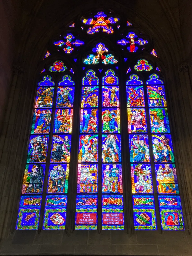 使用拼貼方式構圖的彩繪玻璃，以藍色為基底