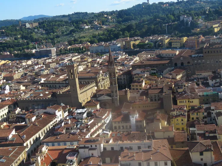 圓頂觀景台，居高俯下觀賞，南方有領主廣場的舊宮殿