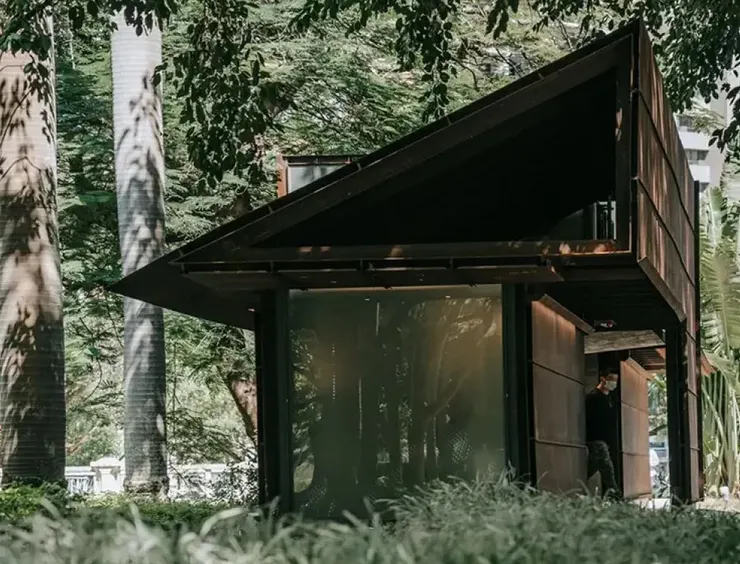 圖片來源：網路。〈新竹護城河公廁〉