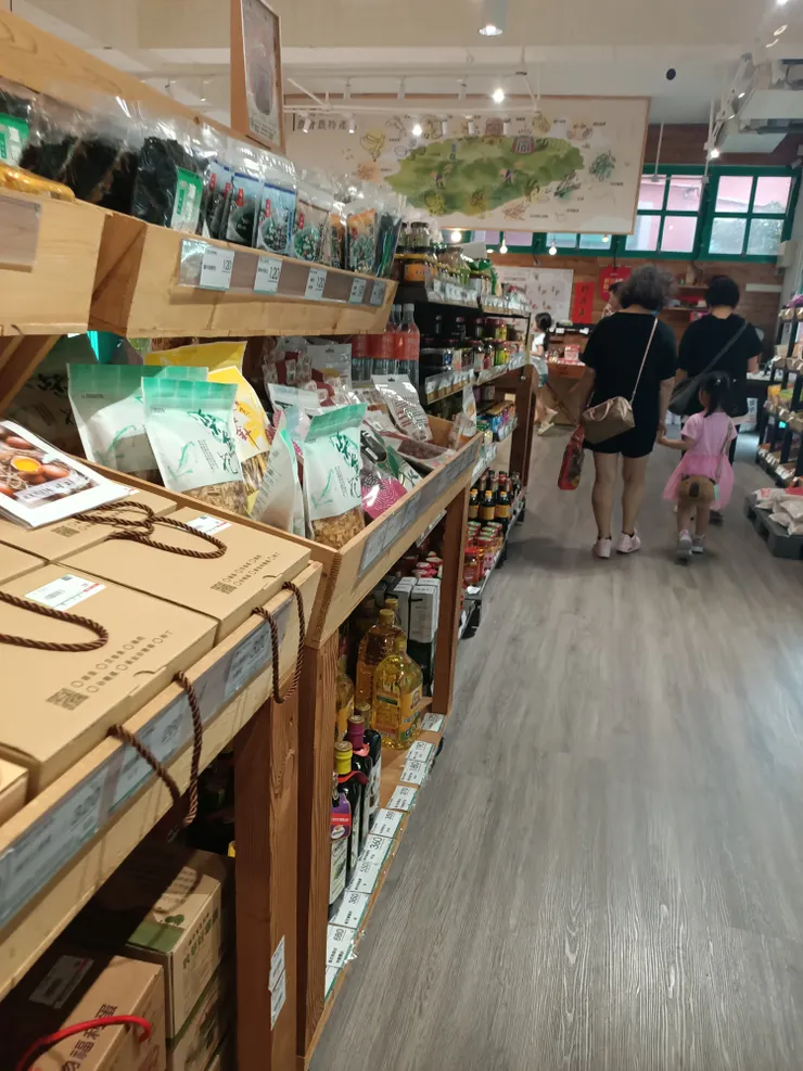 跑去逛好客樓裡面的賣場